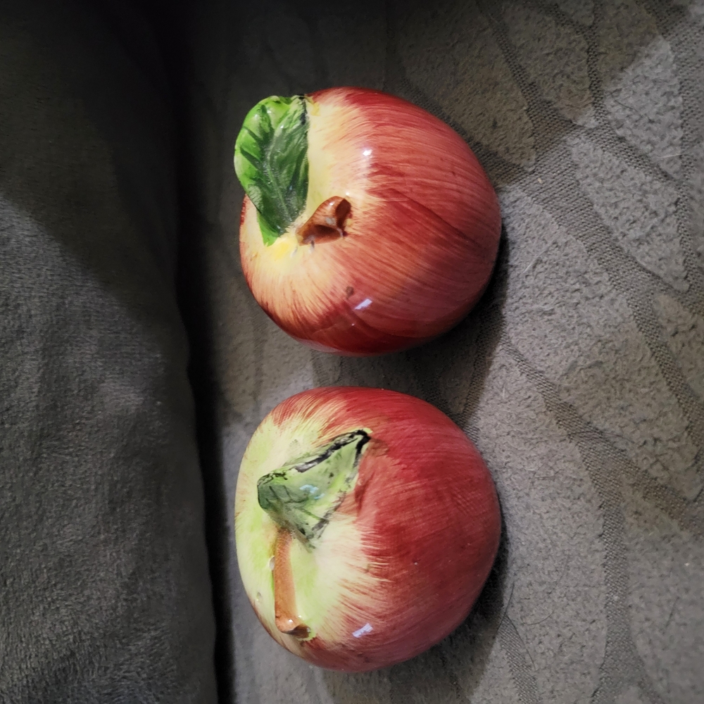 Ceramic Apple Salt And Pepper Shakers/ Decor Set